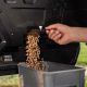 Traeger Woodridge Pro pellets wisselen