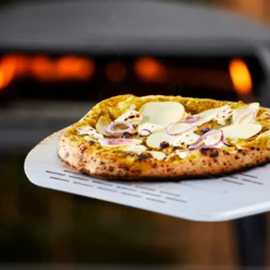 Van deeg tot dampende pizza in minder dan anderhalve minuut. De Etna Rotante Control houdt het tempo hoog zonder in te leveren op smaak of textuur.