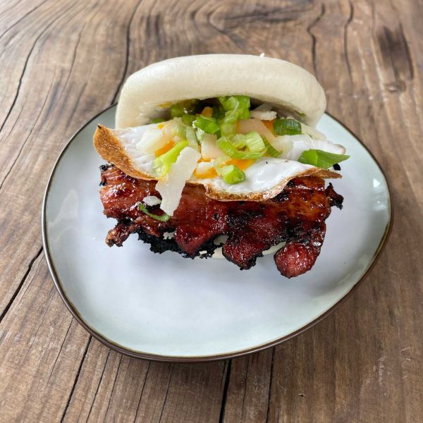 Ontbijt-bao met krokant buikspek en gebakken ei