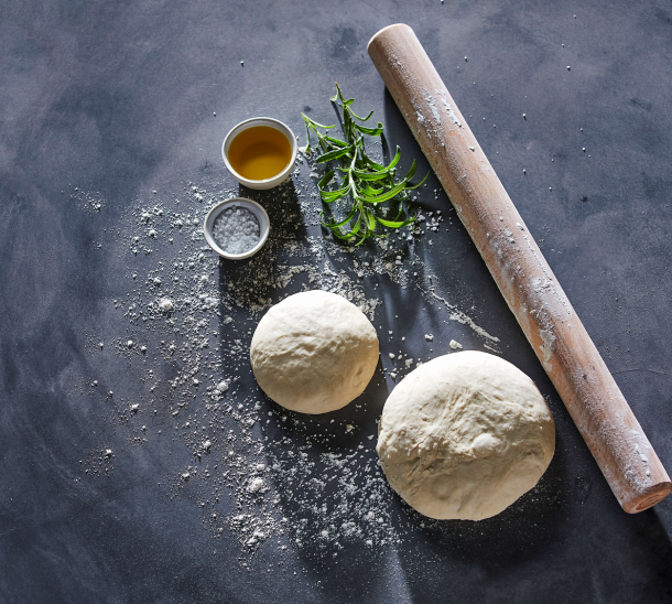 Kant en klare pizzabollen gebruiken? Zo maak je pizza als een pro