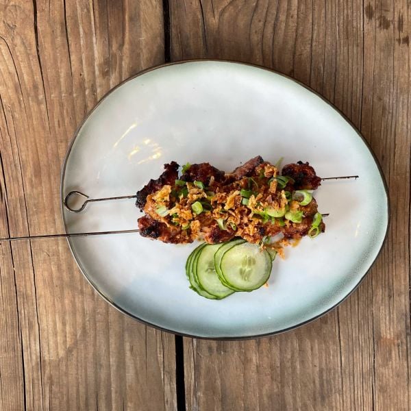 Indonesische saté babi van de bbq