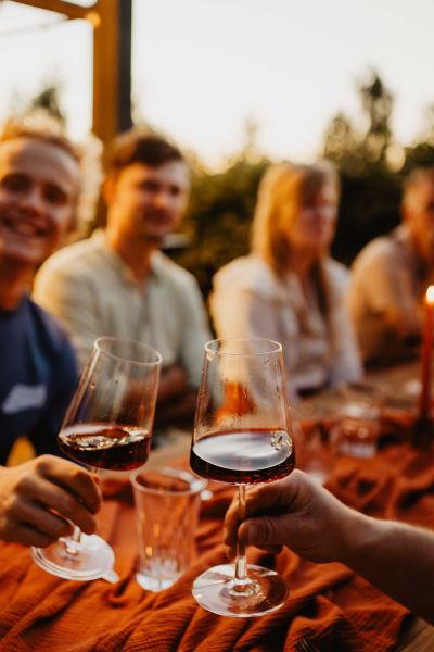 BBQ wijn toost op bruidspaar