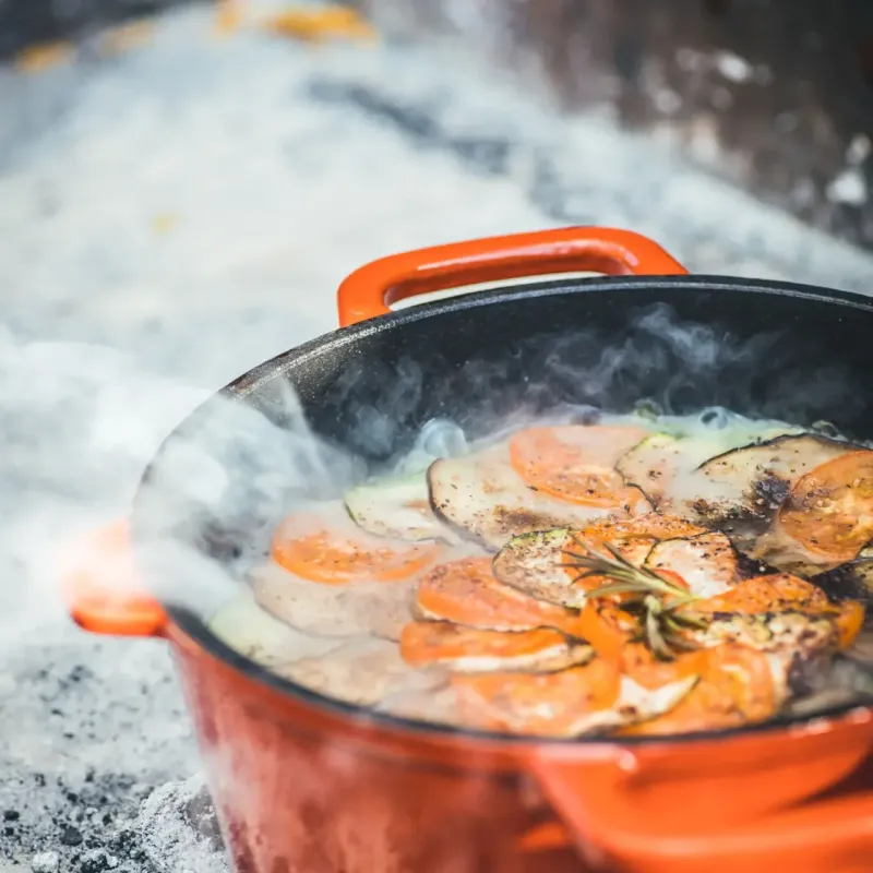 The Windmill Dutch Oven 4,5 Qt Limited Edition Ge&euml;mailleerd in gebruik